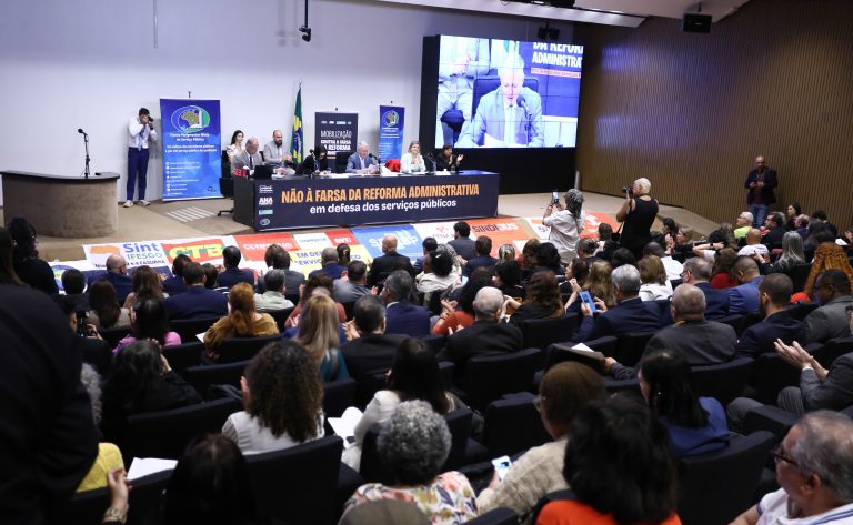Audiência pública na Câmara dos Deputados debate proposta de reforma administrativa com entidades de servidores.